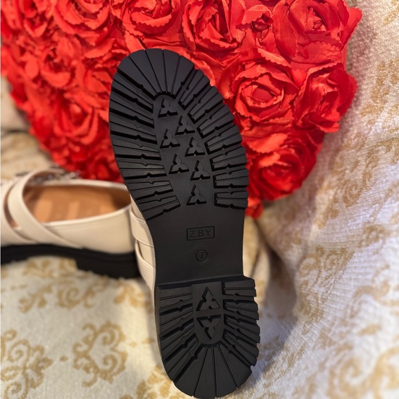 Stylish Cream Buckle Women's Shoes - Picture 3 of 4